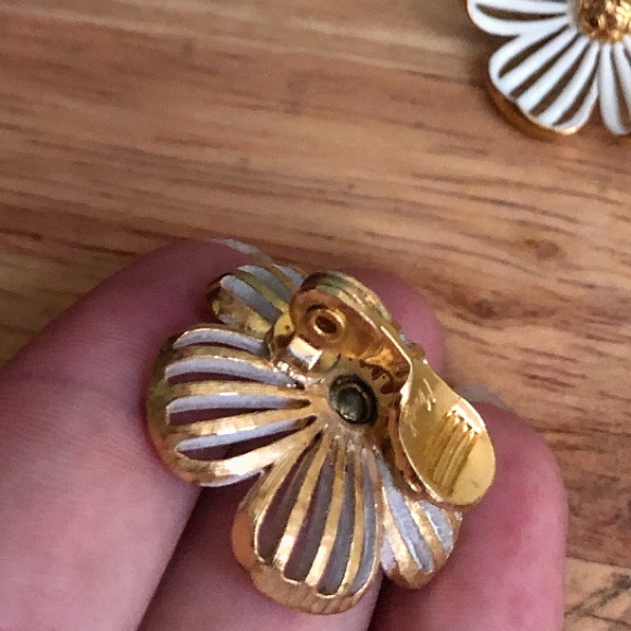Vintage Daisy Clip On Earrings - Picture 3 of 3